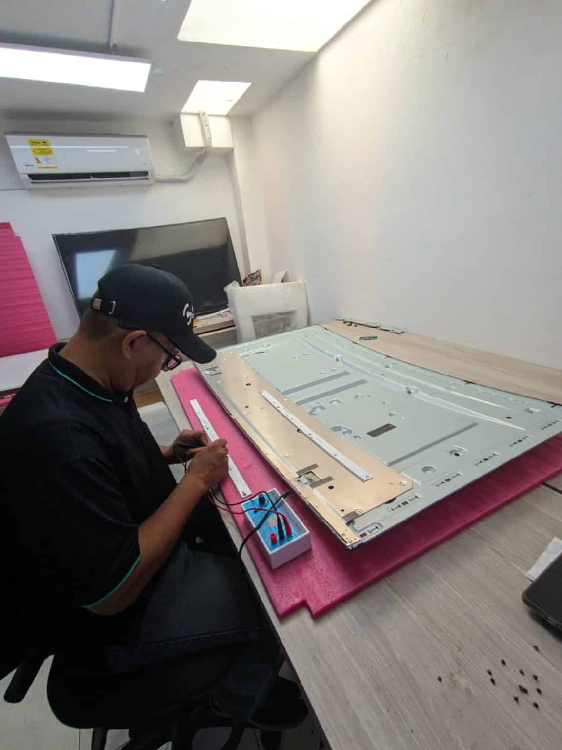 Técnico profesional reparando televisor