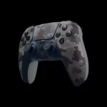 Control DualSense Sony edición camuflaje para PS5, vista trasera mostrando su diseño robusto.