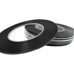 Cintas adhesivas en rollo para instalación segura de pantallas LCD y paneles electrónicos.