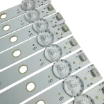 Detalle del Kit de Barras LED Compatible con Televisores CELED95966, con lentes difusores y conectores de alta precisión.