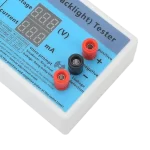 Vista en primer plano del Probador de Retroiluminación BLINK, mostrando terminales de conexión y pantalla digital.