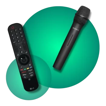 Control remoto y micrófono inalámbrico como accesorios de repuesto para equipos electrónicos.