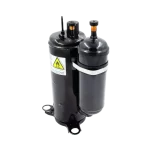 Compresor rotativo inverter Midea KSK103D33UEZ3 con advertencia visible y estructura metálica sellada Vista lateral del compresor Midea KSK103D33UEZ3 con unidad de succión y advertencia de seguridad