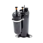 Vista posterior del compresor rotativo inverter Midea KSK103D33UEZ3 con base metálica y puertos de cobre Parte trasera del compresor Midea KSK103D33UEZ3 con conexiones superiores y unidad auxiliar