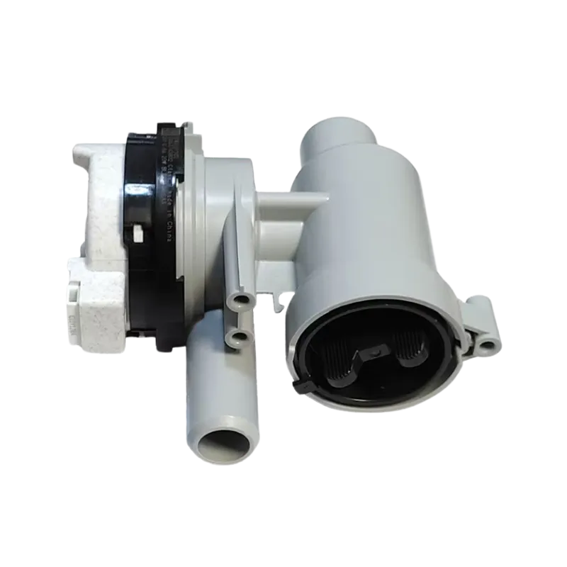 Vista superior de la bomba de drenaje para lavadora LG AHA75693501, mostrando la entrada de agua principal con filtro y la salida de desagüe.