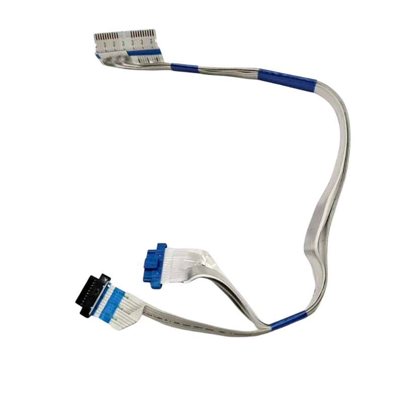 Perfil del cable plano FFC para TV LG, mostrando su flexibilidad y la disposición de los conectores en cada extremo.