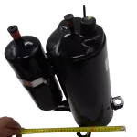 Compresor ATH356UN-C9EU Midea con cinta métrica para referencia de tamaño