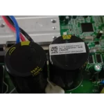 Etiqueta identificadora del control Midea 17222000024572 sobre capacitor