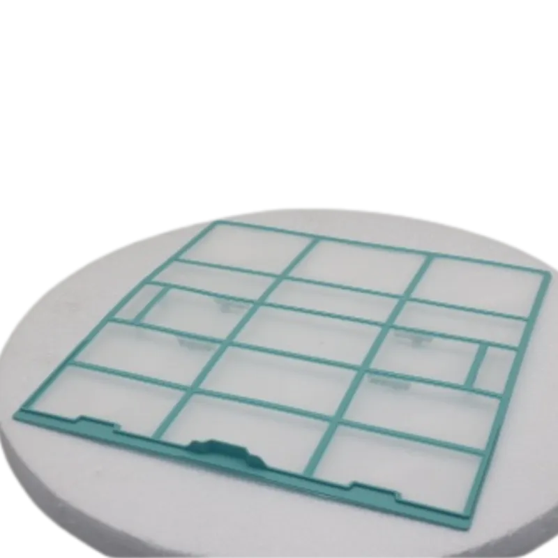 Filtro de aire CE-KFR26G/N1Y-AB-6 con malla blanca y marco verde, visto desde perspectiva baja