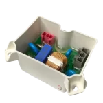 Filtro de ruido para lavadora LG 6201EC2002U en ángulo, destacando los conectores de entrada/salida y la protección de resina de los componentes.