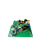 Main Control Board 17122000057868 para aire acondicionado Midea, vista en ángulo con cables conectados.