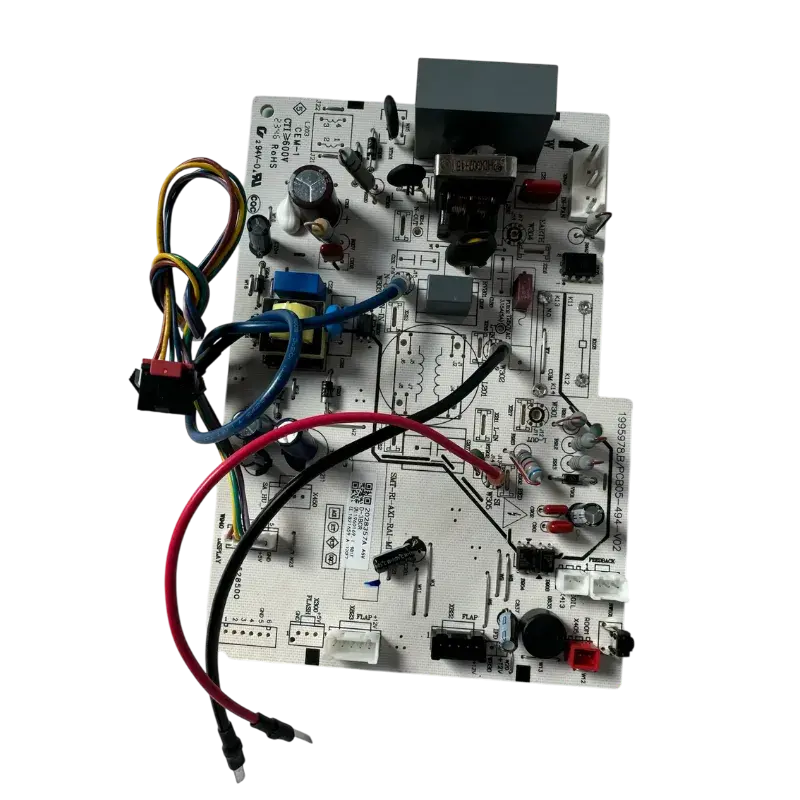 Vista superior de la Main Control Board Hisense K2028357, mostrando la disposición general de circuitos, relés y conectores. Código de placa PCB05-494-V02.
