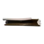 Evaporador Midea desde un ángulo frontal con tuberías visibles.