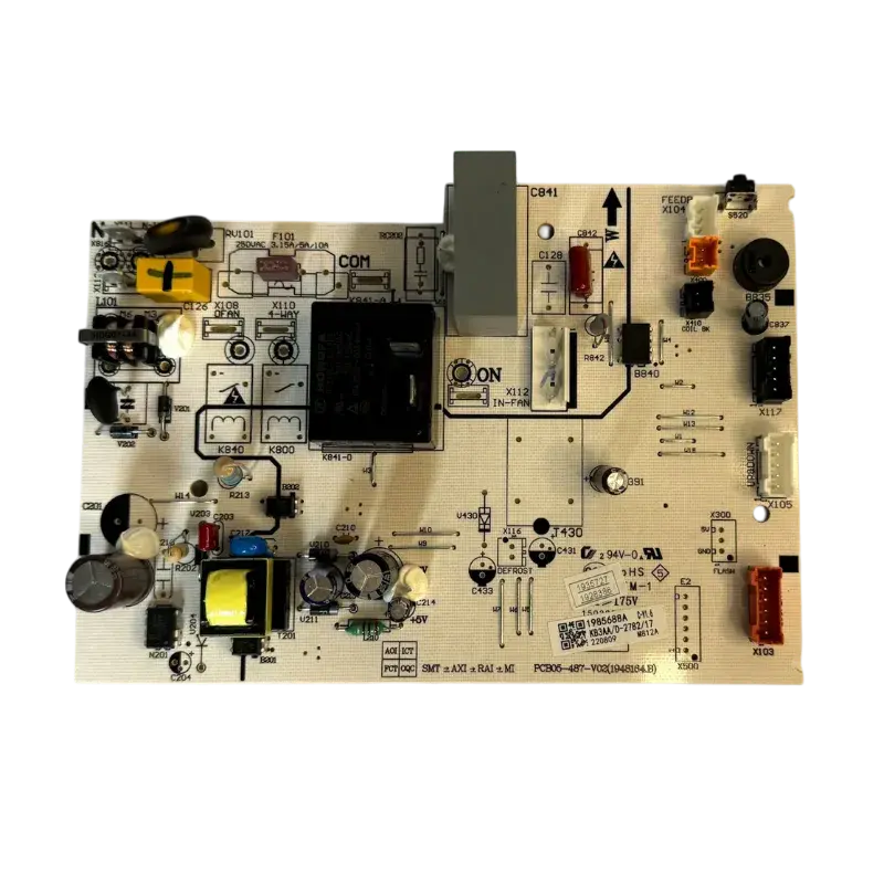 Vista en ángulo de la Main Control Board Hisense K1985688 para unidad interior de aire acondicionado, mostrando los circuitos, relés y conectores. Modelo de placa PCB05-487-V02 para sistemas Frío/Calor.