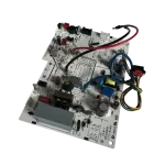 Vista en ángulo de la Main Control Board Hisense K2028357, destacando la altura de los componentes como los capacitores y el transformador principal.