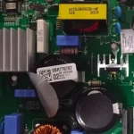 Detalle de la PCB LG EBR77678702 con etiqueta y transformador amarillo