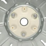 Rotor LG 4413ER1002F – Detalle del cubo Detalle del centro del rotor LG 4413ER1002F con alojamiento estriado y pernos de fijación