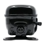 Compresor LG TCA37032002 para refrigerador, vista frontal con base de montaje y conector de tres pines.