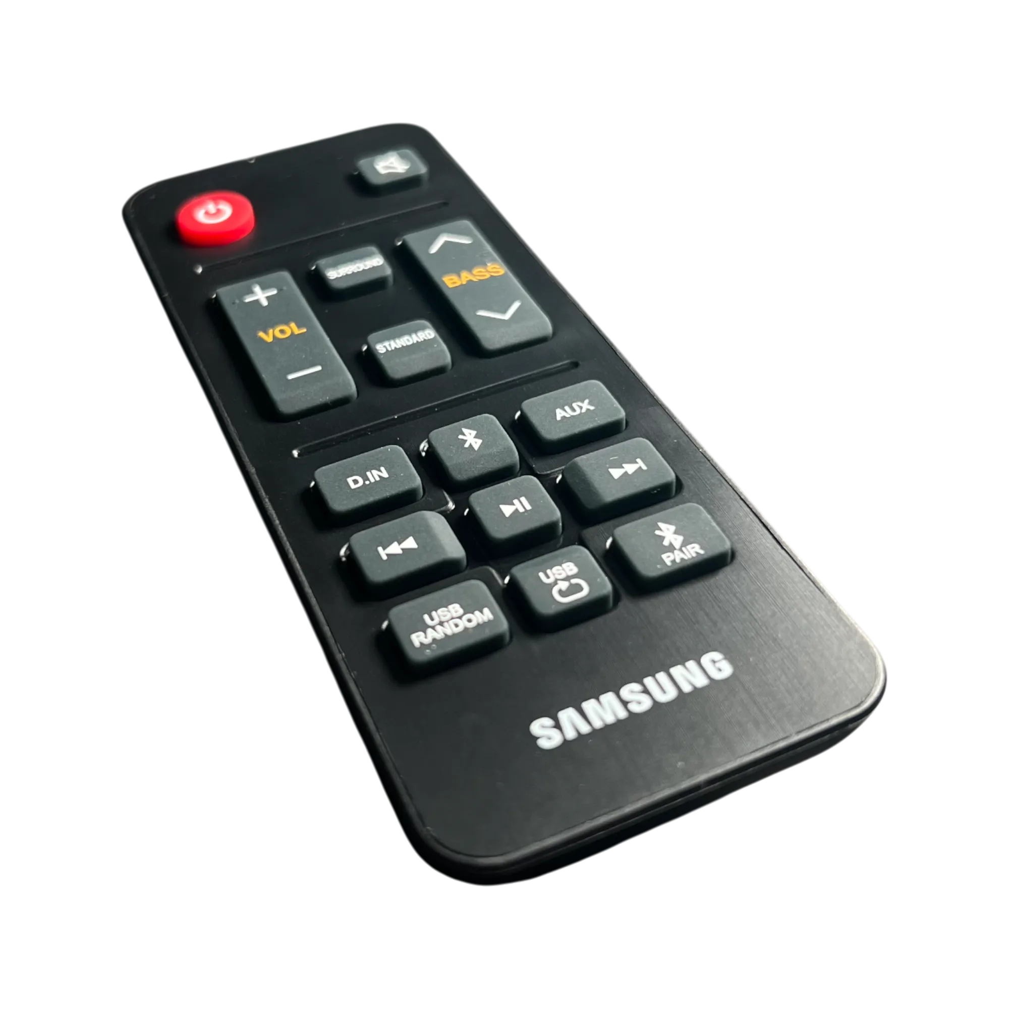 Control remoto Samsung AH81-11699A para barra de sonido, vista en ángulo 3/4 con botón rojo Power, teclas VOL, BASS, Mute, Bluetooth, D.IN, AUX y USB