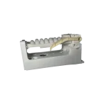 Fabricador de Hielo DA97-08059A – Lateral derecha Fabricador de Hielo Samsung DA97-08059A, lateral derecha; salida/manguera de guía hacia la bandeja.