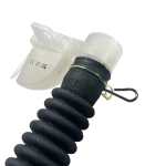 Manguera 5215EA3001E – Detalle del codo Close-up del codo plástico de la manguera 5215EA3001E con abrazadera metálica