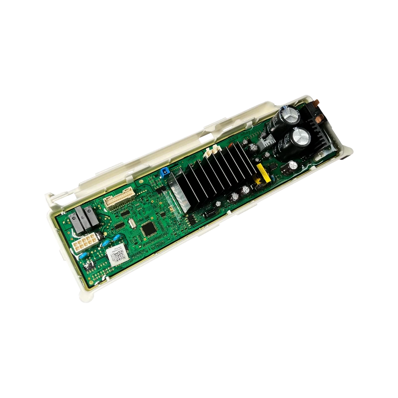 Main PCB DC92-02388K Samsung – Vista en ángulo PCB main board DC92-02388K para lavadora Samsung WF6000R, vista en ángulo; disipador negro, dos capacitores grandes y carcasa blanca.